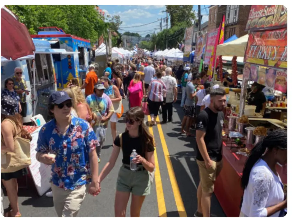 Crowds browse vendors and food stalls at RiverFest & Craft Show.